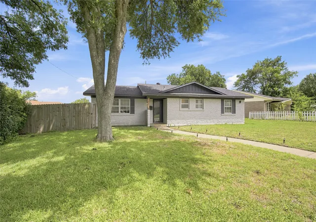 Photo 2 of Single family home for sale at 222 Rockaway Dr, Duncanville, TX 75116 | MLS# 21337721 | Listing updated on 2026-10-03