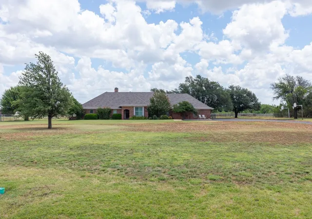 Photo 2 of Single family home for sale at 433 Avenida De Leon, Abilene, TX 79602 | MLS# 21337630 | Listing updated on 2026-09-30