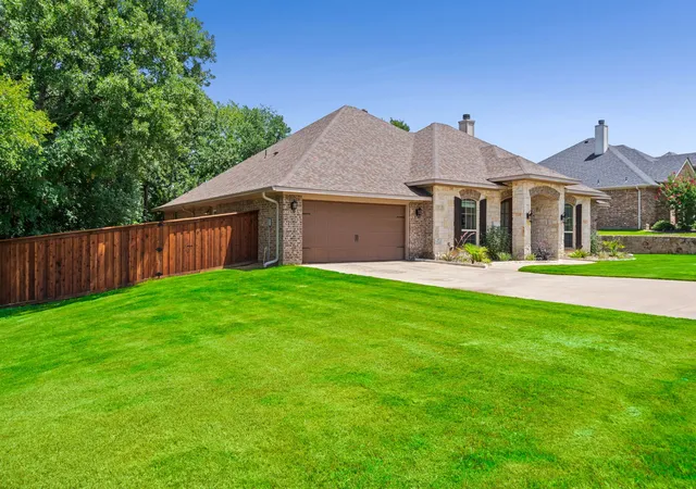 Photo 3 of Sale Pending at 508 Oak Forest Ct, Kennedale, TX 76060 | MLS# 21337869 | Listing updated on 2026-09-20
