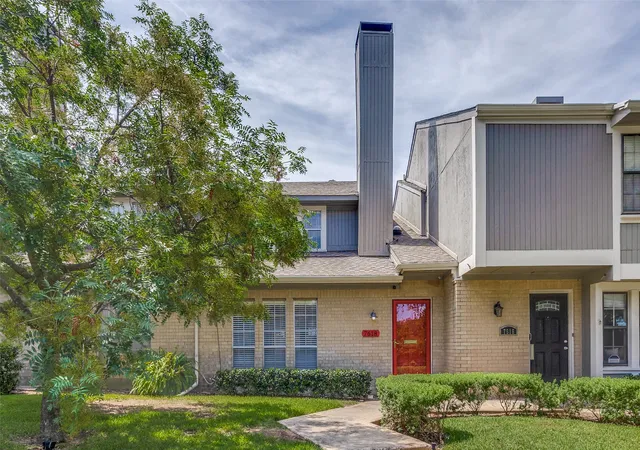 Townhouse for sale at 7618 Pebblestone Dr, Dallas, TX 75230 | MLS# 21337509