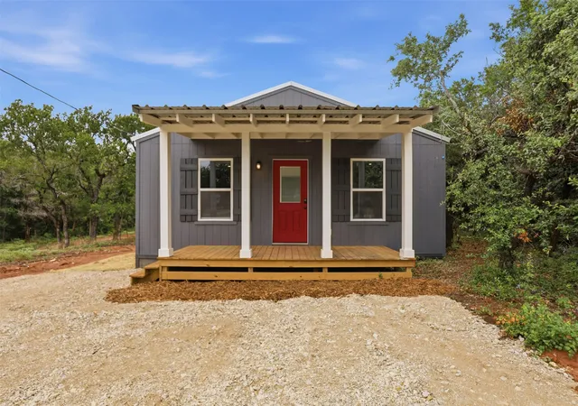 Photo 1 of Single family home for sale at 3006 Moon Ct, Granbury, TX 76049 | MLS# 21336447 | Listing updated on 2026-09-08