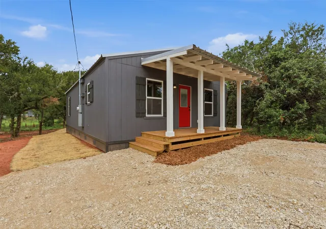 Photo 4 of Single family home for sale at 3006 Moon Ct, Granbury, TX 76049 | MLS# 21336447 | Listing updated on 2026-09-08