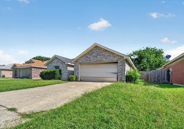 Photo 2 of Single family home for sale at 1414 Aviary Dr, De Soto, TX 75115 | MLS# 21334880 | Listing updated on 2026-09-12