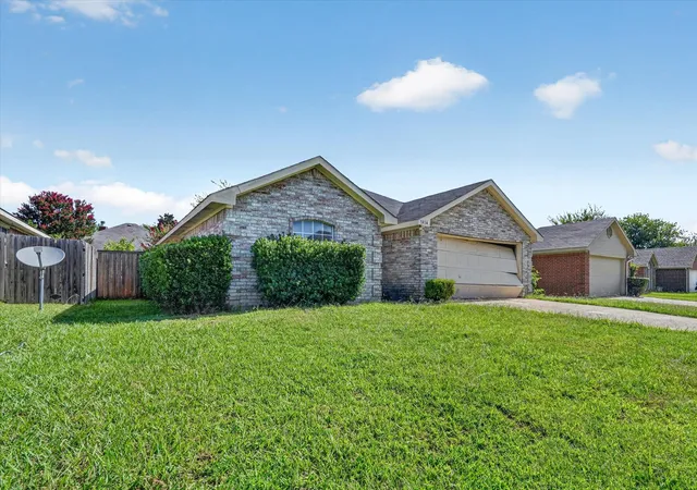 Photo 3 of Single family home for sale at 1414 Aviary Dr, De Soto, TX 75115 | MLS# 21334880 | Listing updated on 2026-09-12
