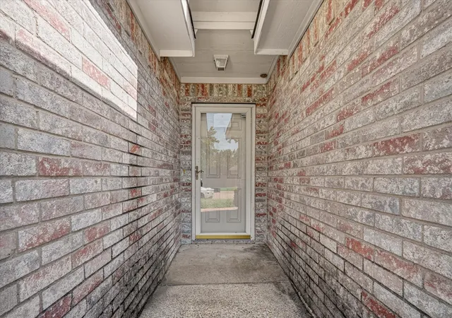 Photo 3 of Single family home for sale at 1414 Aviary Dr, De Soto, TX 75115 | MLS# 21334880 | Listing updated on 2026-09-12