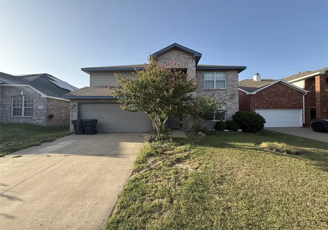 Photo 2 of Sale Pending at 10128 Chapel Springs Trl, Fort Worth, TX 76116 | MLS# 21338115 | Listing updated on 2026-09-10