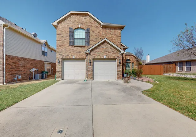 Photo 3 of Single family home for sale at 6925 Cattle Dr, Fort Worth, TX 76179 | MLS# 21338192 | Listing updated on 2026-09-11