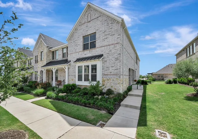 Photo 2 of Townhouse for sale at 425 Parkside Dr, Argyle, TX 76226 | MLS# 21337648 | Listing updated on 2026-09-12