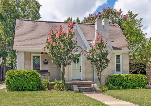Photo 2 of Sale Pending at 5818 Vickery Blvd, Dallas, TX 75206 | MLS# 21337709 | Listing updated on 2026-09-10