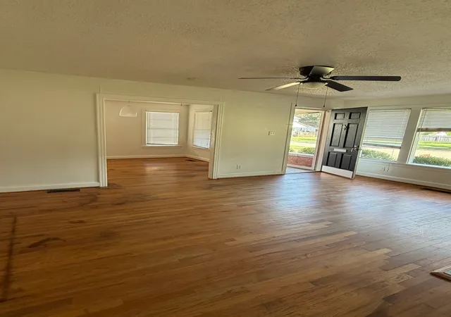 Photo 2 of Single family home for sale at 371 Atlantic Ave, Shreveport, LA 71105 | MLS# 21337887 | Listing updated on 2026-09-11