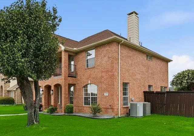 Photo 2 of Single family home for sale at 1400 Hudspeth Dr, Carrollton, TX 75010 | MLS# 21338502 | Listing updated on 2026-08-01