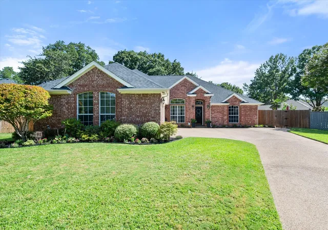 Photo 1 of Single family home for sale at 5 Brookside Ct, Mansfield, TX 76063 | MLS# 21337256 | Listing updated on 2026-09-20