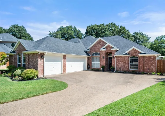 Photo 2 of Single family home for sale at 5 Brookside Ct, Mansfield, TX 76063 | MLS# 21337256 | Listing updated on 2026-09-20