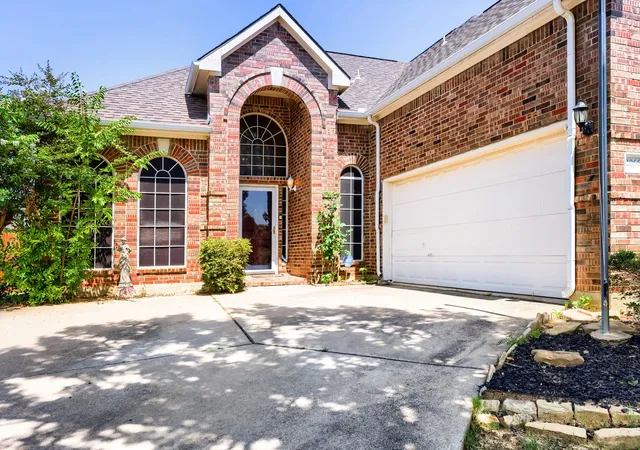 Photo 2 of Single family home for sale at 2066 Fair Oaks Cir, Corinth, TX 76210 | MLS# 21281015 | Listing updated on 2026-09-11