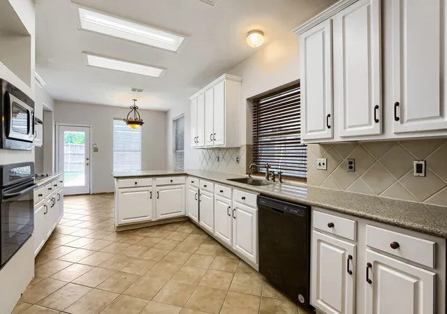 Photo 4 of Single family home for sale at 2066 Fair Oaks Cir, Corinth, TX 76210 | MLS# 21281015 | Listing updated on 2026-10-05