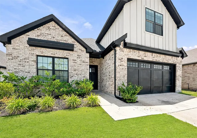 Photo 2 of Sale Pending at 498 Oak Creek Dr, Lavon, TX 75166 | MLS# 21332292 | Listing updated on 2026-09-08