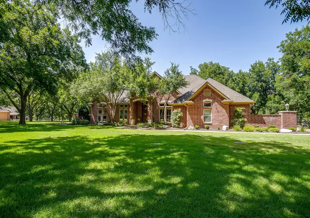 Photo 4 of Single family home for sale at 7406 Hampton Dr, Granbury, TX 76049 | MLS# 21302317 | Listing updated on 2026-10-04