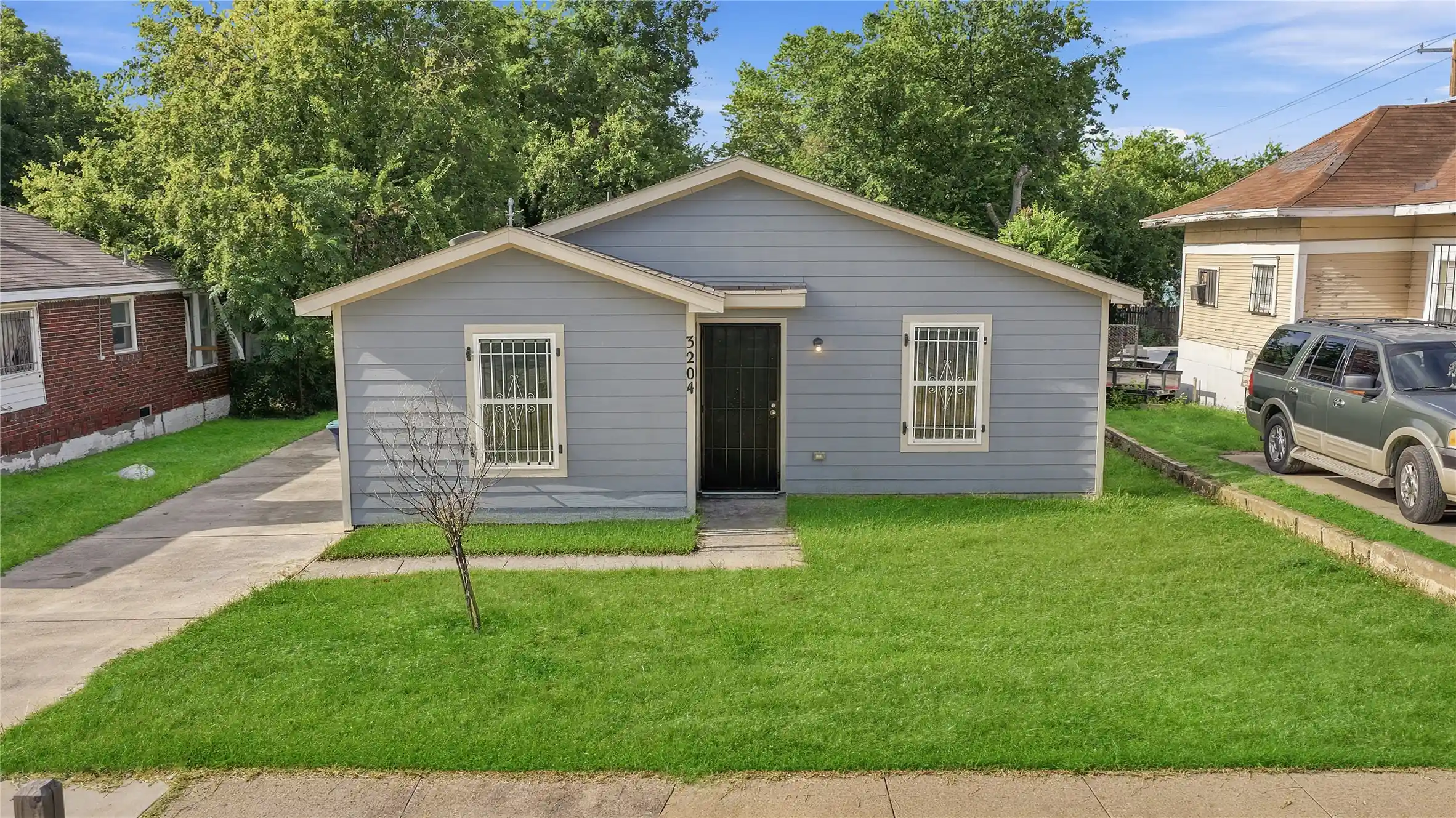 Single family home for sale at 3204 Avenue L, Fort Worth, TX 76105 | MLS# 21338976