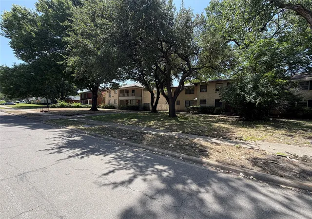 Photo 4 of Single family home for sale at 5332 Glenwick Ln, Dallas, TX 75209 | MLS# 21339029 | Listing updated on 2026-09-10