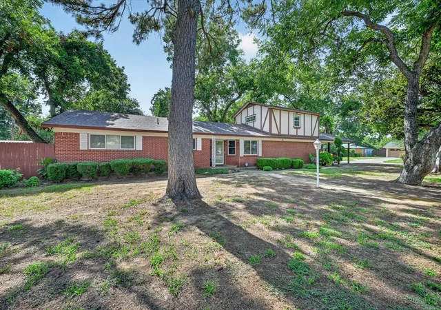 Photo 2 of Sale Pending at 1800 Pecan Park Dr, Arlington, TX 76012 | MLS# 21338198 | Listing updated on 2026-09-14