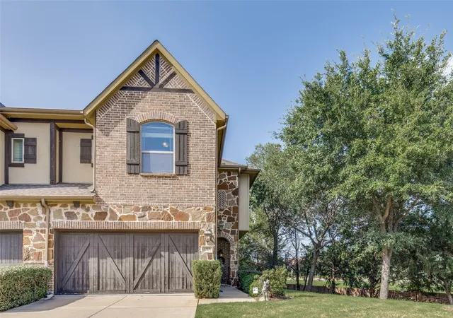 Photo 2 of Townhouse for sale at 1017 Brook Hollow Dr, Euless, TX 76039 | MLS# 21337673 | Listing updated on 2026-10-06
