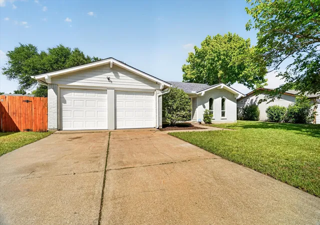Photo 3 of Single family home for sale at 404 Nw Wintercrest Rd, Burleson, TX 76028 | MLS# 21338445 | Listing updated on 2026-09-11