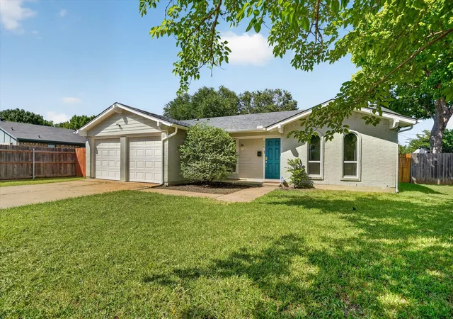 Photo 3 of Single family home for sale at 404 Nw Wintercrest Rd, Burleson, TX 76028 | MLS# 21338445 | Listing updated on 2026-09-11