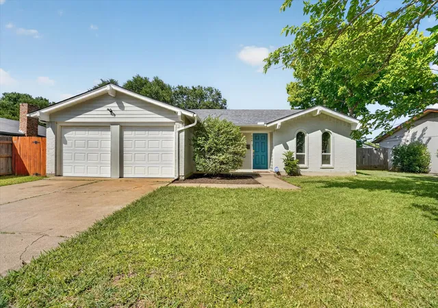 Photo 4 of Single family home for sale at 404 Nw Wintercrest Rd, Burleson, TX 76028 | MLS# 21338445 | Listing updated on 2026-09-11