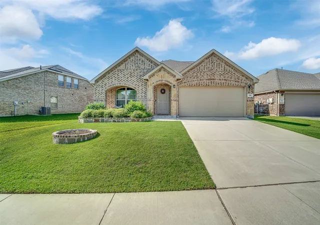 Photo 1 of Sale Pending at 702 Pearl Wy, Arlington, TX 76002 | MLS# 21337038 | Listing updated on 2026-09-13