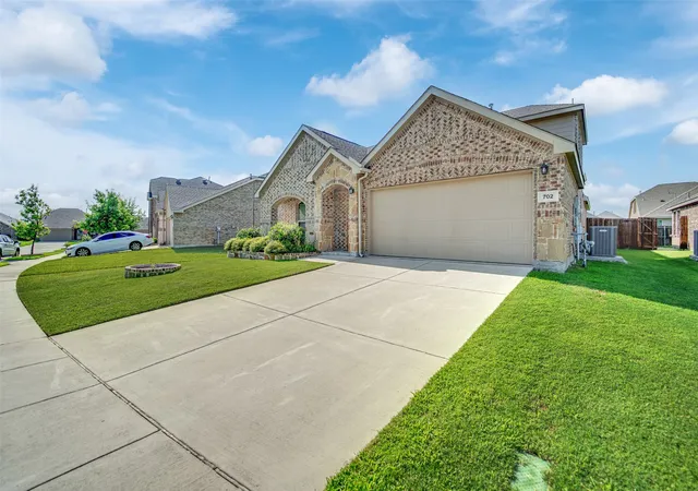 Photo 2 of Sale Pending at 702 Pearl Wy, Arlington, TX 76002 | MLS# 21337038 | Listing updated on 2026-09-13