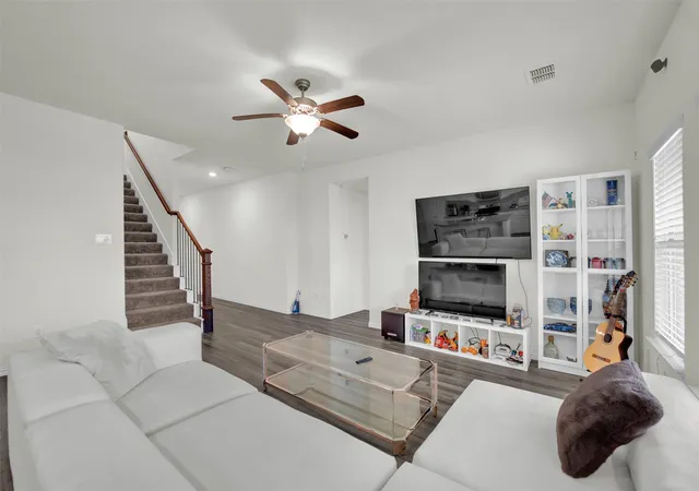 Photo 4 of Sale Pending at 702 Pearl Wy, Arlington, TX 76002 | MLS# 21337038 | Listing updated on 2026-09-13