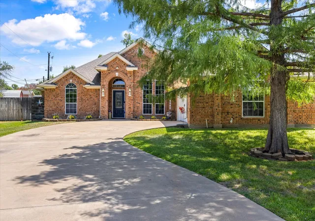 Photo 3 of Single family home for sale at 3930 Buena Vista Cir, Granbury, TX 76049 | MLS# 21337511 | Listing updated on 2026-09-12
