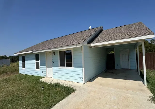Photo 1 of Sale Pending at 156 Bridlewood Ln, Bridgeport, TX 76426 | MLS# 21339593 | Listing updated on 2026-09-14