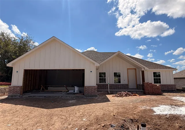 Photo 1 of Single family home for sale at 1305 Walters Dr, Granbury, TX 76048 | MLS# 21339698 | Listing updated on 2026-09-14