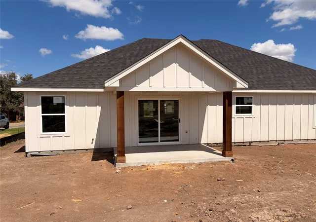 Photo 2 of Single family home for sale at 1305 Walters Dr, Granbury, TX 76048 | MLS# 21339698 | Listing updated on 2026-09-14
