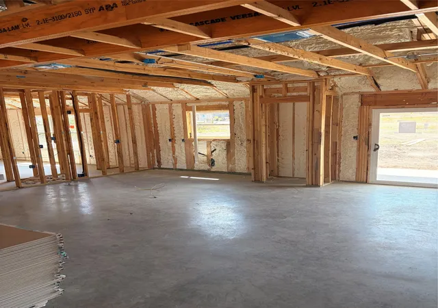 Photo 4 of Single family home for sale at 1305 Walters Dr, Granbury, TX 76048 | MLS# 21339698 | Listing updated on 2026-09-14