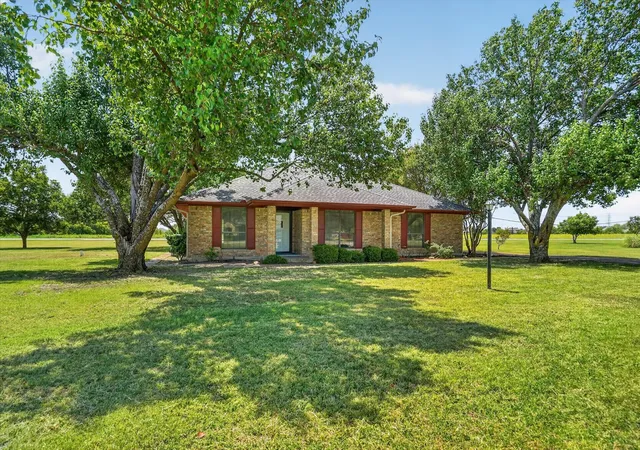 Photo 1 of Sale Pending at 104 Royal Park Ln, Waxahachie, TX 75165 | MLS# 21337070 | Listing updated on 2026-09-08