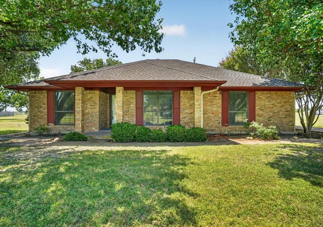 Photo 2 of Sale Pending at 104 Royal Park Ln, Waxahachie, TX 75165 | MLS# 21337070 | Listing updated on 2026-09-08