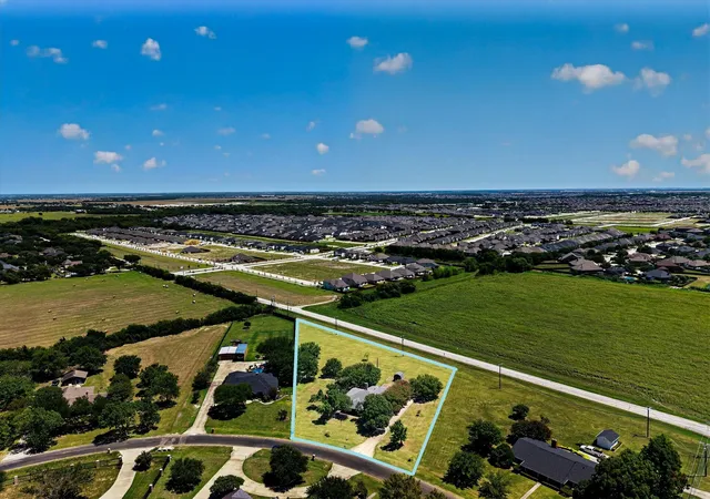Photo 3 of Sale Pending at 104 Royal Park Ln, Waxahachie, TX 75165 | MLS# 21337070 | Listing updated on 2026-09-08