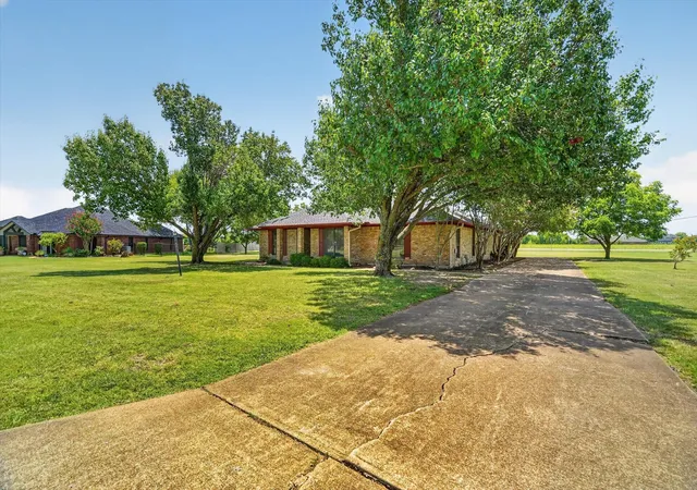 Photo 3 of Sale Pending at 104 Royal Park Ln, Waxahachie, TX 75165 | MLS# 21337070 | Listing updated on 2026-09-08