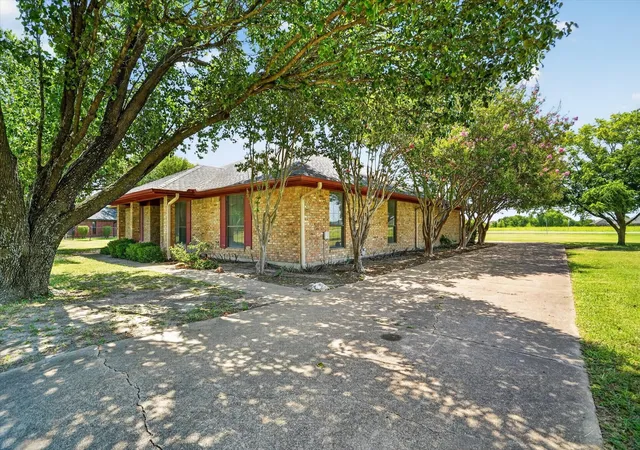 Photo 4 of Sale Pending at 104 Royal Park Ln, Waxahachie, TX 75165 | MLS# 21337070 | Listing updated on 2026-09-08
