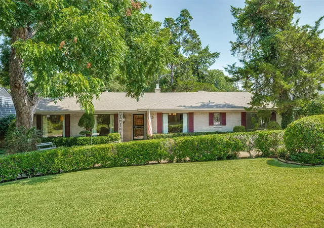Single family home for sale at 925 Knott Pl, Dallas, TX 75208 | MLS# 21329590