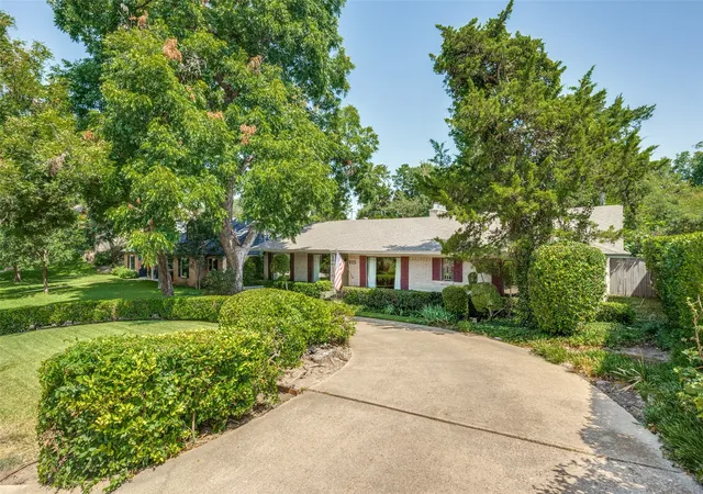 Photo 1 of Single family home for sale at 925 Knott Pl, Dallas, TX 75208 | MLS# 21329590 | Listing updated on 2026-09-13