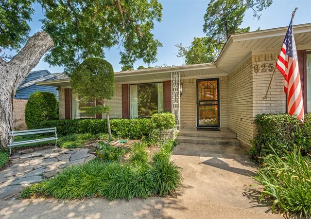 Photo 2 of Single family home for sale at 925 Knott Pl, Dallas, TX 75208 | MLS# 21329590 | Listing updated on 2026-09-13