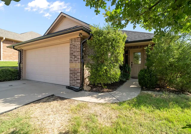 Photo 1 of Single family home for sale at 1261 Newcastle Dr, Weatherford, TX 76086 | MLS# 21339830 | Listing updated on 2026-09-17