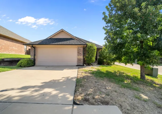 Photo 2 of Single family home for sale at 1261 Newcastle Dr, Weatherford, TX 76086 | MLS# 21339830 | Listing updated on 2026-09-17
