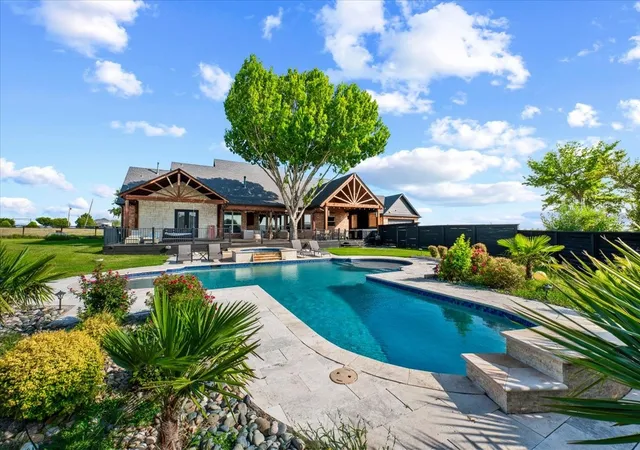 Photo 3 of Mansion for sale at 975 Fm 85, Ennis, TX 75119 | MLS# 21339959 | Listing updated on 2026-09-22