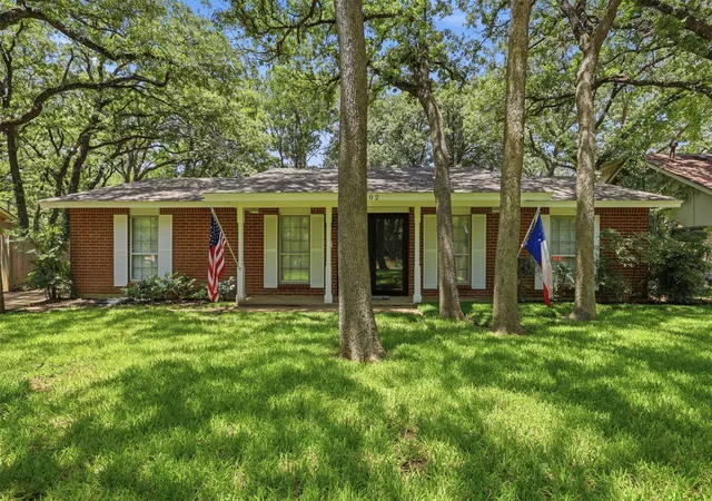 Photo 1 of Sale Pending at 3702 Hastings Dr, Arlington, TX 76013 | MLS# 21339306 | Listing updated on 2026-09-13