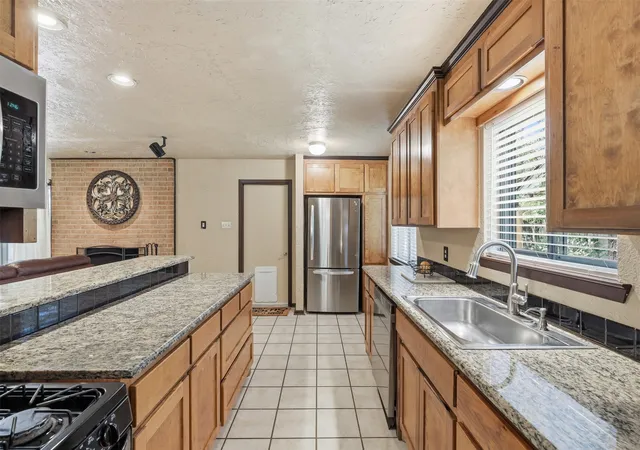 Photo 3 of Sale Pending at 3702 Hastings Dr, Arlington, TX 76013 | MLS# 21339306 | Listing updated on 2026-09-13