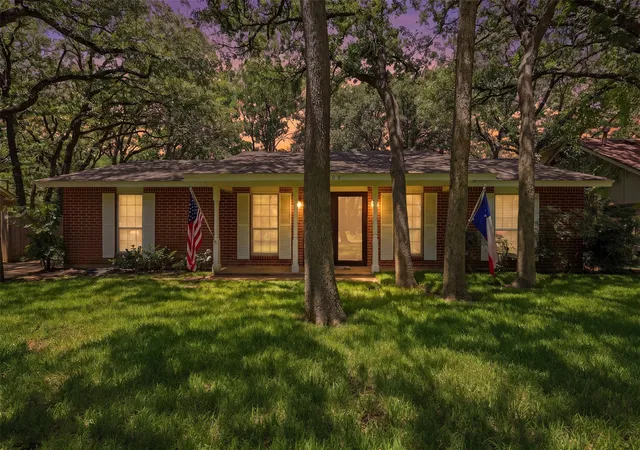 Photo 4 of Sale Pending at 3702 Hastings Dr, Arlington, TX 76013 | MLS# 21339306 | Listing updated on 2026-09-13